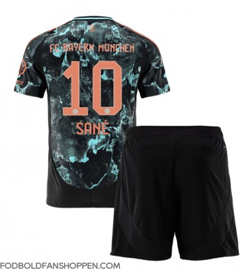 Bayern Munich Leroy Sane #10 Udebanetrøje Børn 2024-25 Kortærmet (+ Korte bukser)